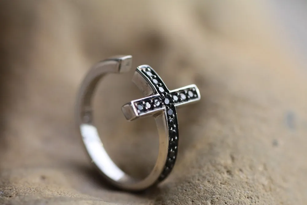 K18 Gold Cross diamonds ring